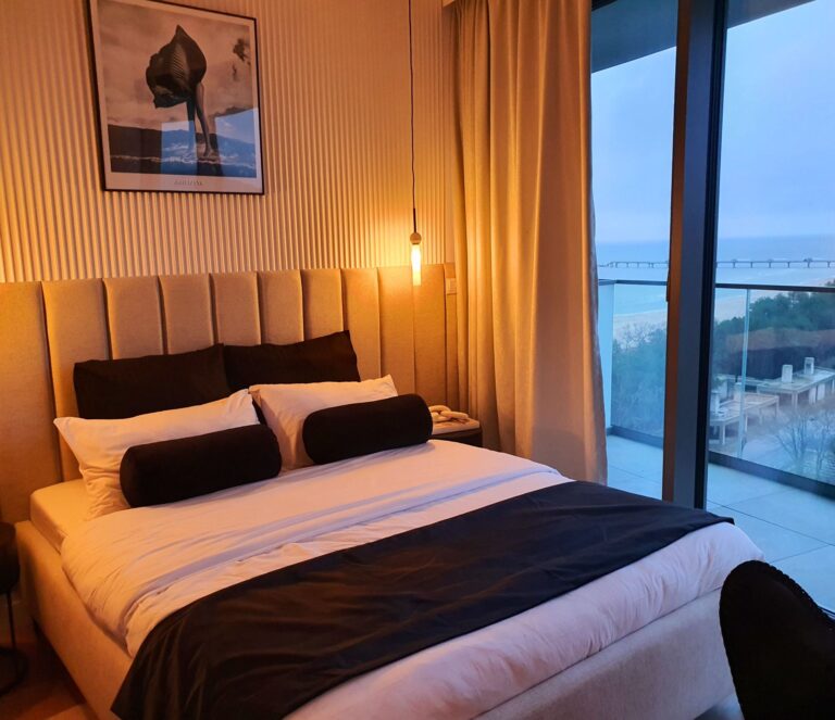 Sypialnia z widokiem na morze z apartamentu 10th Floor Baltic View