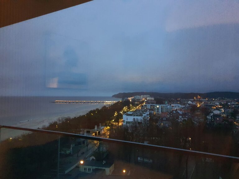 Widok z balkonu na morze i Międzyzdroje z apartamentu 10th Floor Baltic View