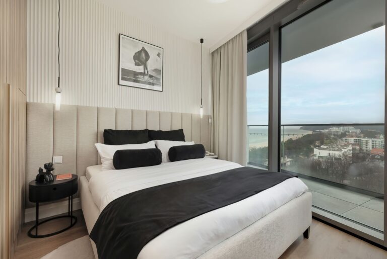 Sypialnia w 10th floor baltic view w apartamencie z widokiem na morze