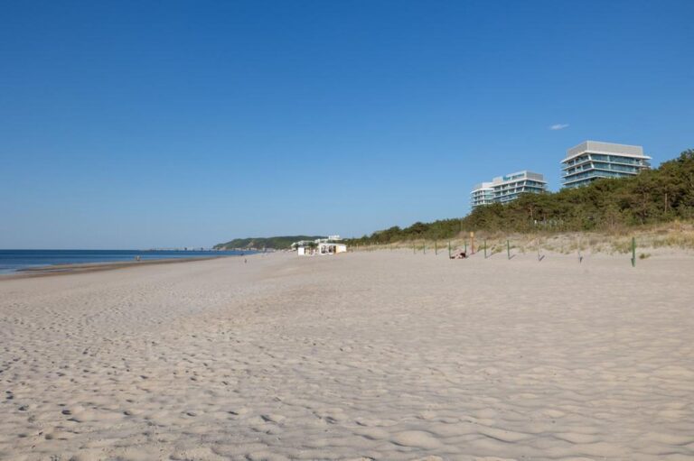 Plaża przed Wave Resort