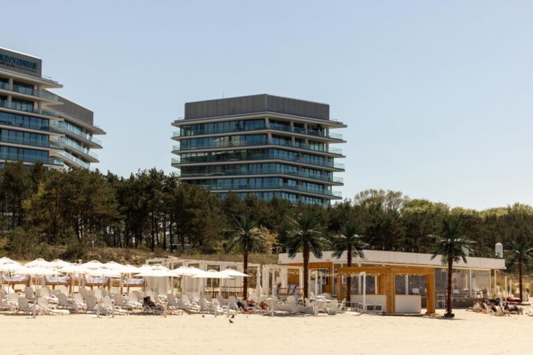 Plaża przed Wave Resort